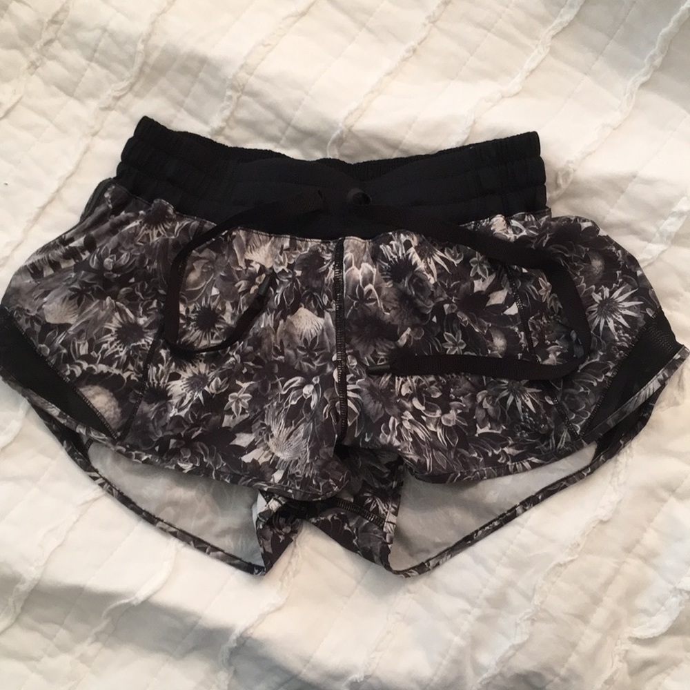 lululemon hotty hot shorts! Inseam 2.5! Size 6!